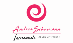 Ein pinker Kreisel. Darunter in pinker Schrift „Andrea Schumann“ und in schwarzer Schrift „Lerncoach, lernen mit Freude“